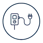 Dieses Bild zeigt ein einfaches, stilisiertes Symbol für eine Ladestation in Blau- und Weißtönen, umgeben von einem Kreis. Die Illustration umfasst eine Strombox mit einem angeschlossenen Ladekabel und einem Stecker. Diese Art von Symbolik wird häufig verwendet, um Ladestationen für Elektrofahrzeuge oder Bereiche mit elektrischen Lademöglichkeiten darzustellen. Ideal als Icon für Webseiten, die sich mit Elektromobilität, erneuerbaren Energien oder nachhaltiger Infrastruktur beschäftigen.