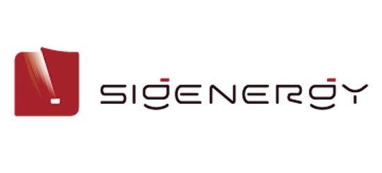 Das Bild zeigt ein modernes Logo mit einem kräftigen Rot als dominierende Farbe. Auf der linken Seite befindet sich ein stilisiertes Ausrufezeichen, das Dynamik und Energie symbolisiert. Der Text Sigenergy steht in einer klaren, geschwungenen Schriftart und fügt sich harmonisch in das Gesamtbild ein. Diese Gestaltung vermittelt Innovation und Professionalität und eignet sich hervorragend für ein Unternehmen im Energiesektor oder in der Technologiebranche.
