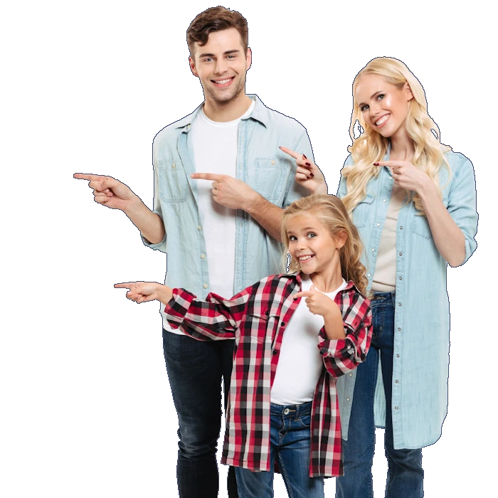 Auf dem Bild sehen wir eine fröhliche Familie, bestehend aus einem Mann, einer Frau und einem Mädchen. Alle drei tragen lässige Kleidung, wobei der Mann und die Frau blaue Hemden und das Mädchen ein rot-schwarz kariertes Hemd trägt. Die Familie zeigt mit den Fingern in dieselbe Richtung und strahlt eine positive und einladende Stimmung aus. Ihr freundliches Lächeln und der entspannte Stil vermitteln ein Gefühl von Zusammengehörigkeit und Freude. Das Bild könnte als Symbol für Gemeinschaft, Harmonie und Familienglück stehen.